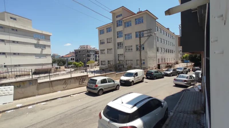 ŞİRİNYER V.RAHMİ BEY İ.Ö.O. KARŞISI 3+1 EBV. BANYOLU GENİŞ DAİRE